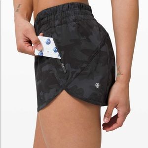 NWT Lululemon Tracker Short V *4”